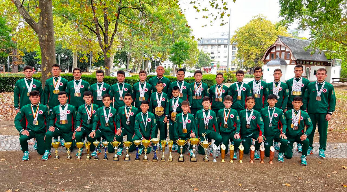 Türkmen türgenleri Şotokan karate boýunça çempionatynda 102 medal gazandylar